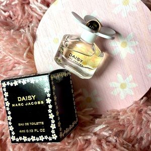 Mini Daisy by Marc Jacobs perfume and box! To make an ornament, display, or use!